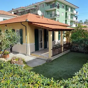 La Casetta Con Giardino A 30 M Dal Mare Villa San Bartolomeo Al Mare